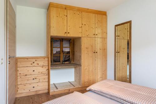 科拉尔博Aschnerhof Auf´m Egg的一间卧室配有一张床和一个木制橱柜