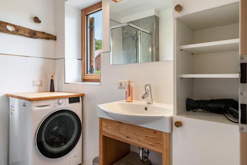 科拉尔博Aschnerhof Auf´m Egg的一间带洗衣机和水槽的浴室