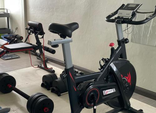 尖竹汶Chanmel Riverside的健身房设有跑步机和健身自行车