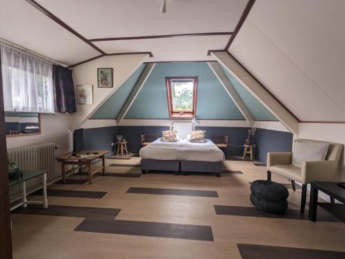 福尔登Hotel De Gravin van Vorden的阁楼卧室设有床和窗户。