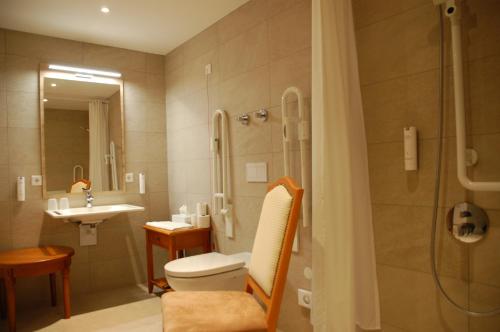 拜尔恩格里斯Altstadthotel Millipp的带淋浴、卫生间和盥洗盆的浴室