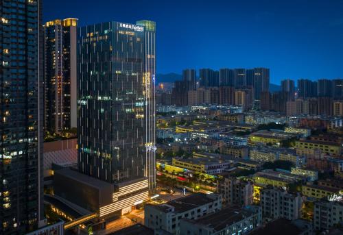Shenzhen深圳宝安万枫酒店的夜晚在城市的高楼