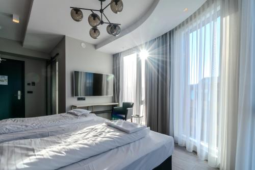 雷克雅未克Midtown Hotel的一间卧室配有一张床、一张书桌和一台电视。