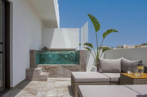 海若克利欧Ethereal White Resort Hotel & Spa的客厅设有游泳池和沙发
