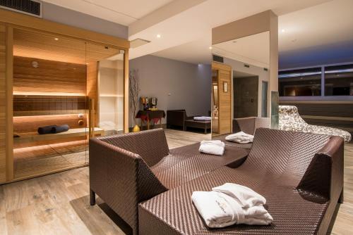圣马蒂诺-迪卡斯特罗扎Hotel Colfosco的一间带桌椅的房间和一间卧室