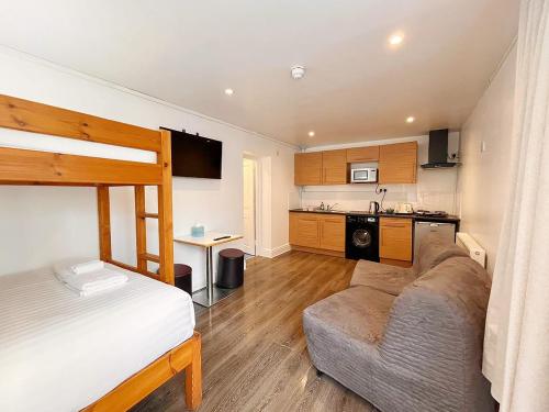 纽基Reef Lodge的一间卧室配有一张床和一张沙发,还设有一间厨房