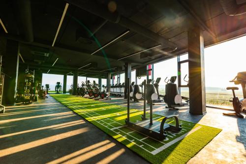 奥洛穆茨NUTREND World的健身房设有跑步机和椭圆机