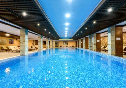 班斯科沙夫茨伯里公寓大楼加Spa酒店的一座大型游泳池,位于一座带大型游泳池的建筑内