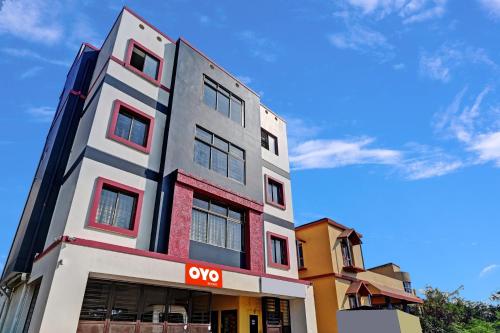 布巴内什瓦尔OYO Flagship Hi5 Days Inn Premium的白色和红色的建筑,上面有xo标志