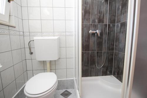 巴斯卡Villas Corinthia的一间带卫生间和淋浴的浴室