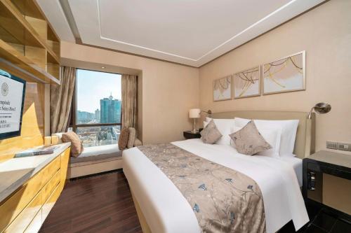 上海静安凯宾斯基全套房酒店的酒店客房设有床和窗户。