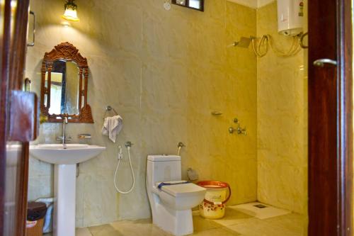 耶拉吉里Hillfort Hotels & Resorts Yelagiri的浴室配有白色卫生间和盥洗盆。