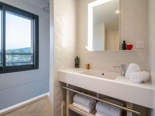 维琪奥港ibis Styles Porto Vecchio的一间带水槽和镜子的浴室