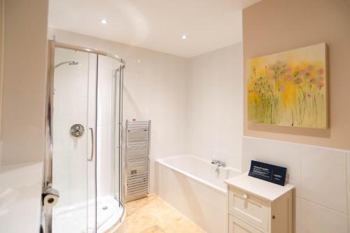 纽基2-bedroom Apartment - Fistral Beach的带淋浴、卫生间和盥洗盆的浴室