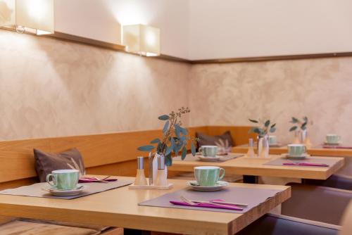 玛丽亚阿尔姆AlpenParks Hotel Maria Alm的用餐室配有木桌和椅子