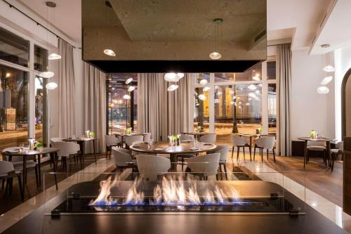 维尔纽斯Grand Hotel Vilnius, Curio Collection by Hilton的一间带壁炉的餐厅位于客房中间