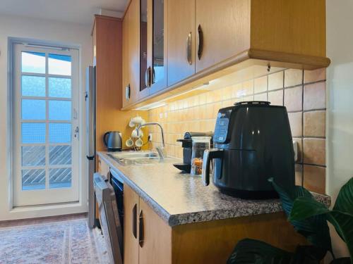 Apartment on ground-floor - Akureyri, Iceland的厨房或小厨房