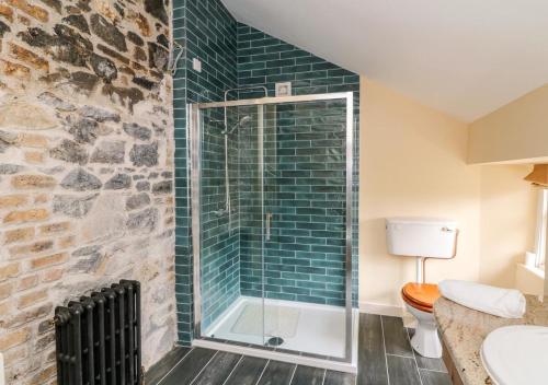 阿比莱克斯Preston House的浴室设有玻璃淋浴间和卫生间