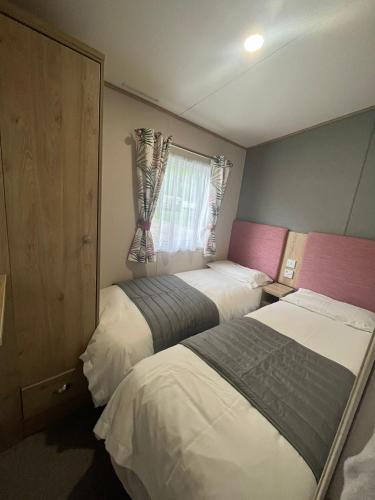 达农The Roecliffe Sea View 9的一间卧室设有两张床和窗户。