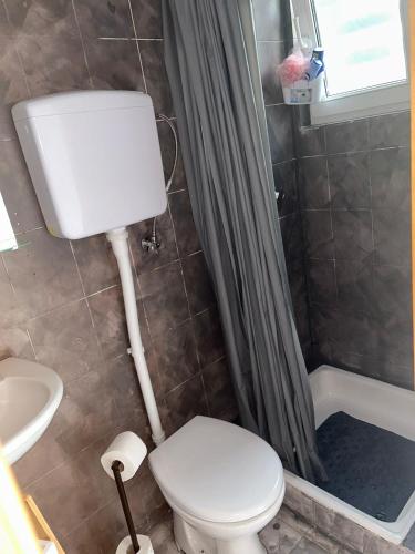 卡斯特尔·斯塔费力克Soba za odmor Sun的浴室配有白色卫生间和淋浴。