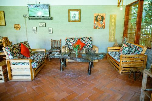 恩德培Kisubi Forest Cottages的客厅配有两张沙发和一张桌子