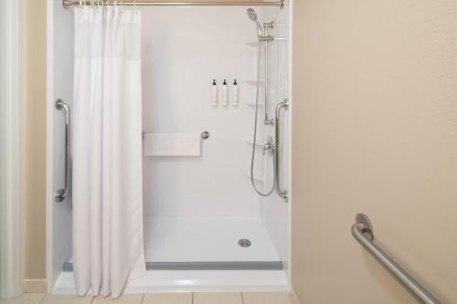 查尔斯顿SpringHill Suites by Marriott Charleston Riverview的浴室内配有白色淋浴帘。