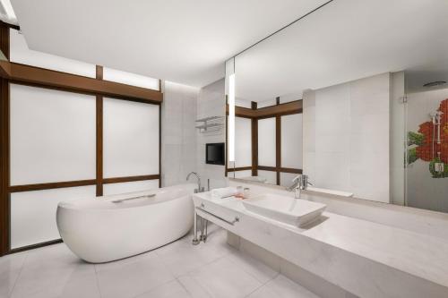 厦门厦门艾美酒店（位于城市公园之中，森林氧吧）的带浴缸、水槽和镜子的浴室