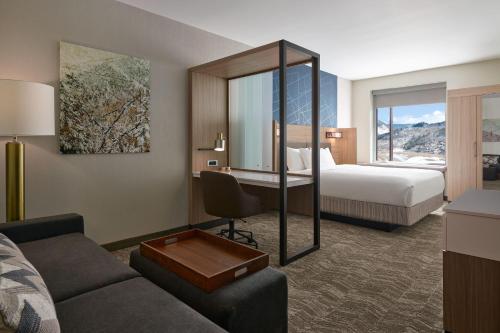 埃文SpringHill Suites by Marriott Avon Vail Valley的酒店客房设有一张沙发和一张床
