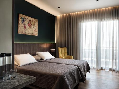 雅典Candia Hotel的一间卧室设有一张床和一个大窗户