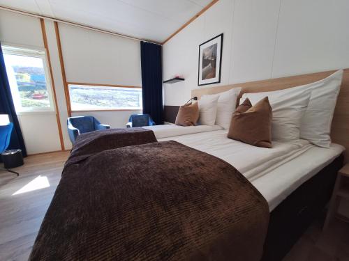 伊温斯科尔帖尔德孙布鲁瓦酒店的一间卧室配有一张带枕头的大床