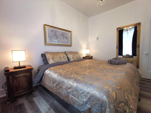 魁北克市Old Quebec - Les Suites Montcalm #2 - Free Parking的一间卧室配有一张大床和两盏灯。