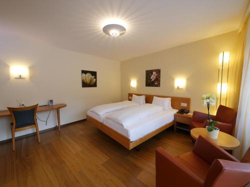 Seengen艾希贝格餐厅酒店的卧室配有一张白色大床