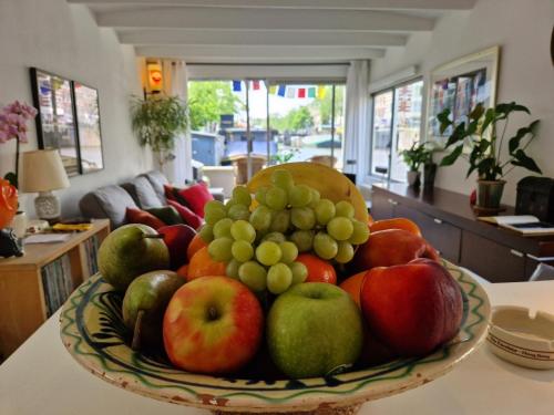 阿姆斯特丹顶楼船屋的坐在桌子上的一碗水果