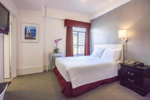 格兰特广场酒店客房内的一张或多张床位