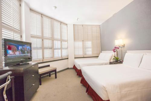 旧金山格兰特广场酒店的酒店客房设有两张床和一台平面电视。