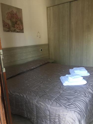 加达湖畔帕登赫戴尔拉戈度假酒店的一间卧室配有带毛巾的床