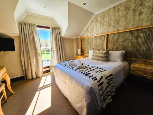 诺丁汉路3 Rawdons Estate的一间卧室设有一张大床和一个窗户。