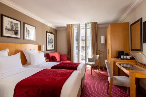巴黎皇家圣米歇尔酒店的酒店客房配有两张床和一张书桌