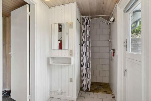 宝可波Classic Summer House 200 Meters From The Water,的带淋浴的白色浴室和窗户。