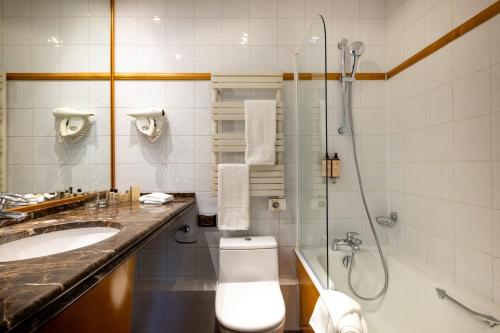 巴黎皇家圣米歇尔酒店的带淋浴、卫生间和盥洗盆的浴室