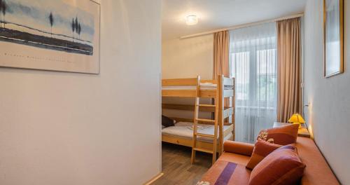 塞尔纳珀苏马维EA Hotel Lipno的小房间设有双层床和沙发
