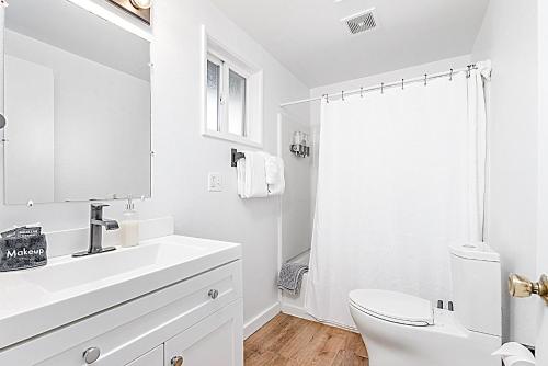 洋滨市Tidal House 2的白色的浴室设有水槽和卫生间。