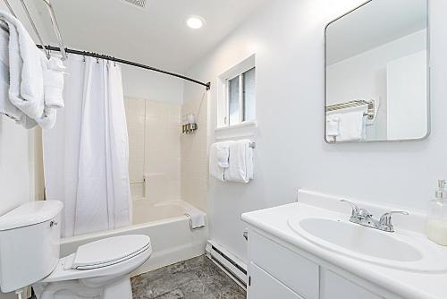 洋滨市Tidal House 9的白色的浴室设有卫生间和水槽。