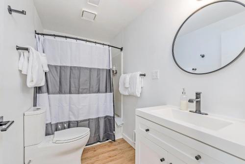 洋滨市Tidal House 3的白色的浴室设有水槽和镜子