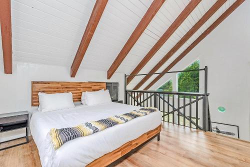 洋滨市Tidal House 3的一间卧室设有一张床和一个阳台