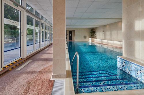 圣彼得港费尔曼谷酒店的一座带泳池导览器的大楼内的大型游泳池