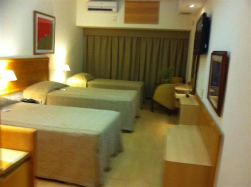 里约热内卢南美克巴卡巴纳酒店的酒店客房,设有两张床和一张沙发