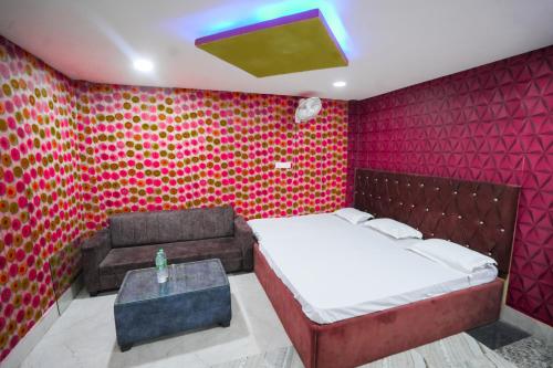 德奥加尔Parinay Vatika Inn的客厅配有床和沙发