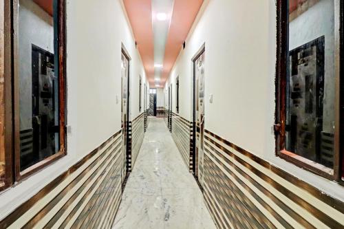 阿格拉OYO S S Palace的建筑的走廊,设有大理石地板和墙壁