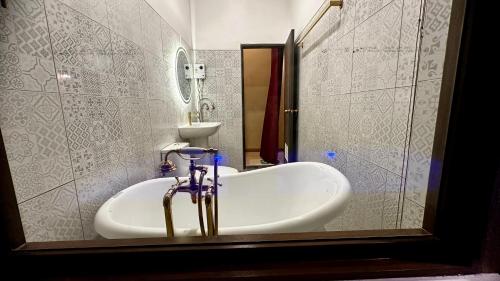 乌隆他尼MARENA Poolvilla UdonThani的带浴缸和盥洗盆的浴室